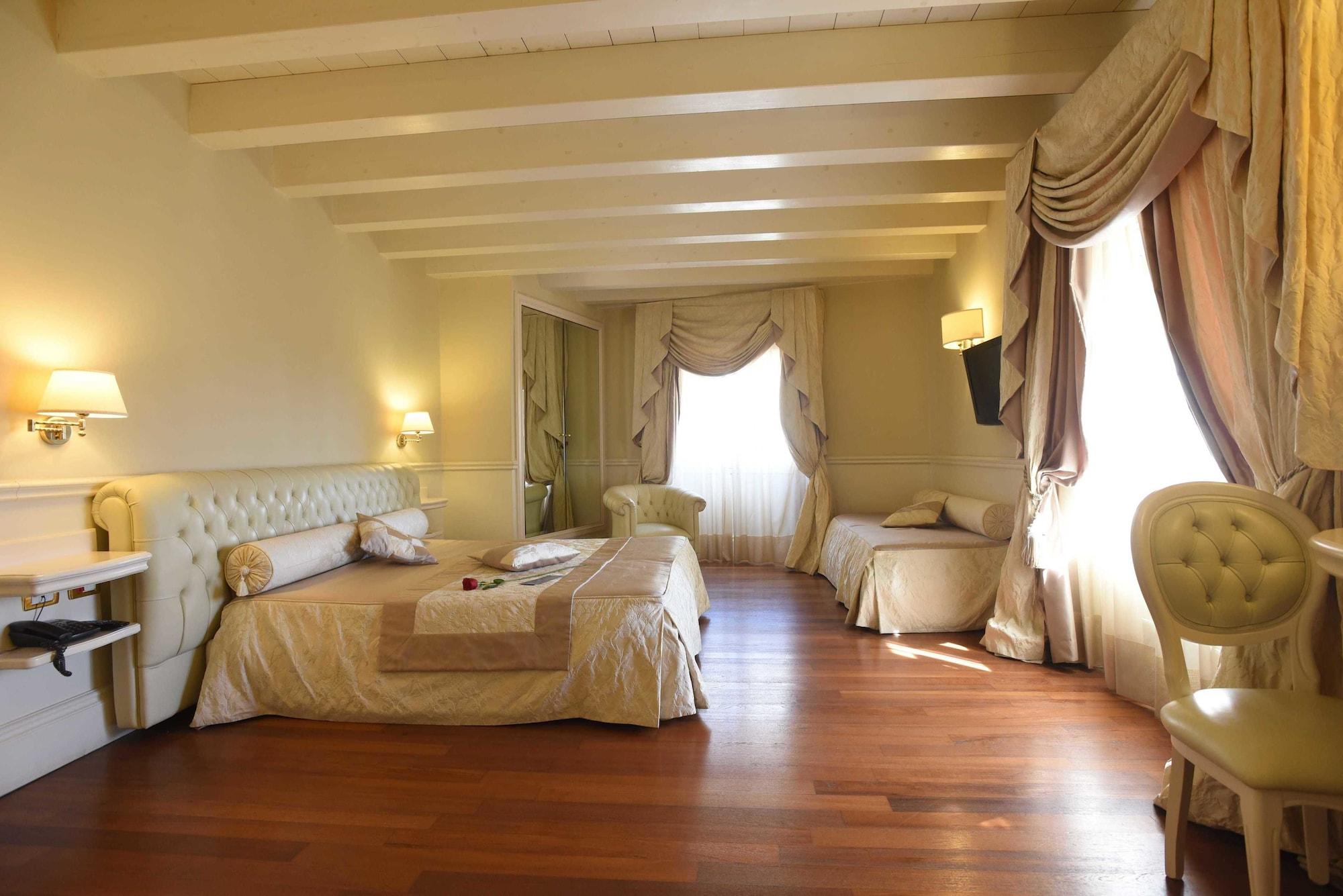 Suite Hotel Santa Chiara Лече Екстериор снимка