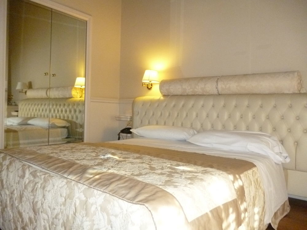 Suite Hotel Santa Chiara Лече Екстериор снимка